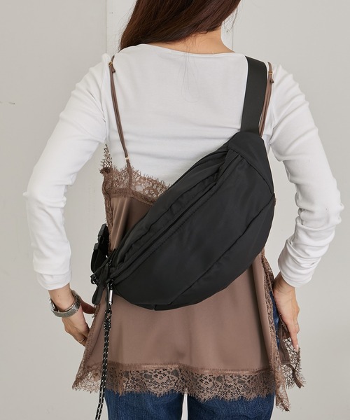 ALTROSE(アルトローズ)の「【ALT ROSE】ティムボディバッグ 250090(ボディバッグ/ウエストポーチ・レディース・カーキ/シルバー/グレー/ベージュ/ブラック・FREE)」の1枚目の写真