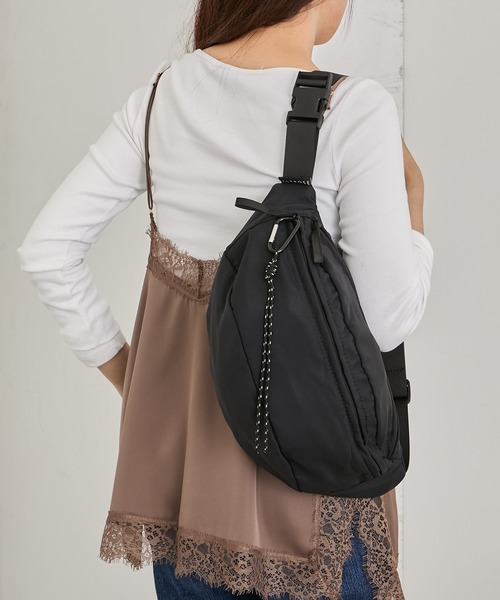 ALTROSE(アルトローズ)の「【ALT ROSE】ティムボディバッグ 250090(ボディバッグ/ウエストポーチ・レディース・カーキ/シルバー/グレー/ベージュ/ブラック・FREE)」の9枚目の写真