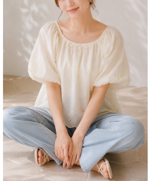 FAZVY(ファズビー)の「小花刺繍コットンブラウス(シャツ/ブラウス・レディース・ベージュ・M)」の4枚目の写真