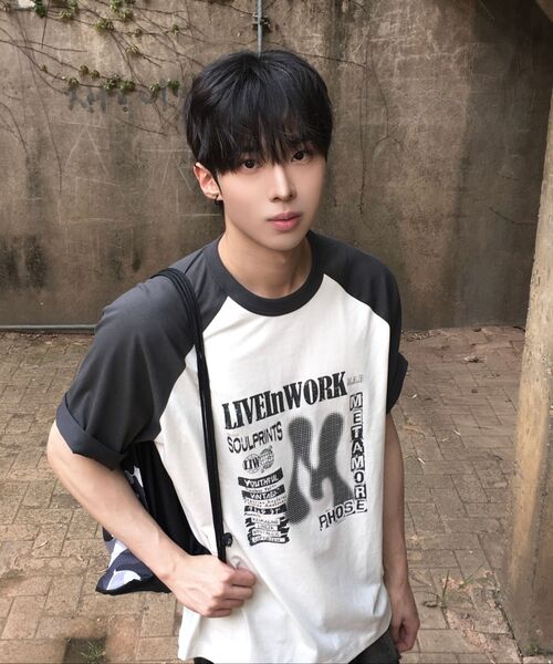 MINDBRIDGE（マインドブリッジ）の「[ON]グラフィックオーバーサイズラグラン半袖Tシャツ - 2カラー（Tシャツ/カットソー・メンズ・ブラウン/ダークグレー・100/110/95/105）」の3枚目の写真