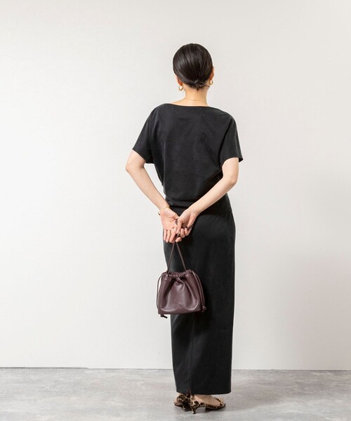 NOLLEY’S Sophi（ノーリーズソフィ）の「【BECシリーズ】ウォッシャブルキュプラサテンジャージードレーププルオーバー（Tシャツ/カットソー・レディース・ダークブラウン/ブラック・38）」の6枚目の写真