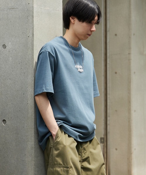 Calvin Klein（カルバン・クライン）の「Calvin Klein/カルバンクライン エンブロイダリーロゴリラックス Tシャツ SS RLXD 300 GSM HIGH PILE TEE 刺繍 ブランドロゴ クルーネック 半袖 メンズ レディース 2026年 夏 夏服 秋 秋服（Tシャツ/カットソー・メンズ・アッシュグレー/グリーン系その他・S/M/L/XL）」の2枚目の写真