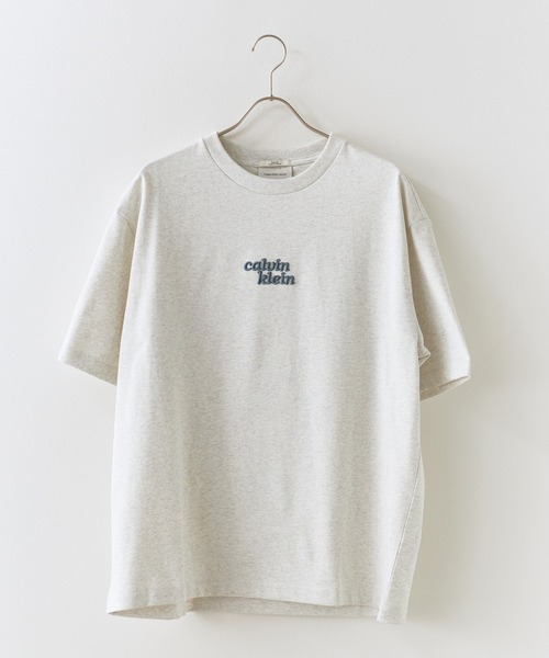 Calvin Klein（カルバン・クライン）の「Calvin Klein/カルバンクライン エンブロイダリーロゴリラックス Tシャツ SS RLXD 300 GSM HIGH PILE TEE 刺繍 ブランドロゴ クルーネック 半袖 メンズ レディース 2026年 夏 夏服 秋 秋服（Tシャツ/カットソー・メンズ・アッシュグレー/グリーン系その他・S/M/L/XL）」の3枚目の写真