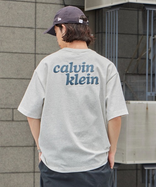 Calvin Klein（カルバン・クライン）の「Calvin Klein/カルバンクライン エンブロイダリーロゴリラックス Tシャツ SS RLXD 300 GSM HIGH PILE TEE 刺繍 ブランドロゴ クルーネック 半袖 メンズ レディース 2026年 夏 夏服 秋 秋服（Tシャツ/カットソー・メンズ・アッシュグレー/グリーン系その他・S/M/L/XL）」の7枚目の写真