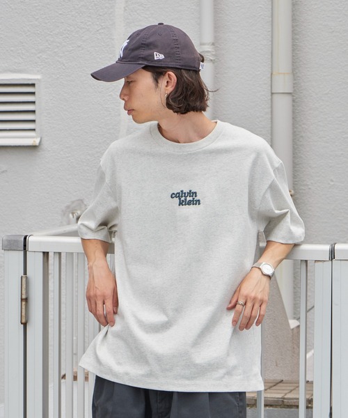 Calvin Klein（カルバン・クライン）の「Calvin Klein/カルバンクライン エンブロイダリーロゴリラックス Tシャツ SS RLXD 300 GSM HIGH PILE TEE 刺繍 ブランドロゴ クルーネック 半袖 メンズ レディース 2026年 夏 夏服 秋 秋服（Tシャツ/カットソー・メンズ・アッシュグレー/グリーン系その他・S/M/L/XL）」の5枚目の写真