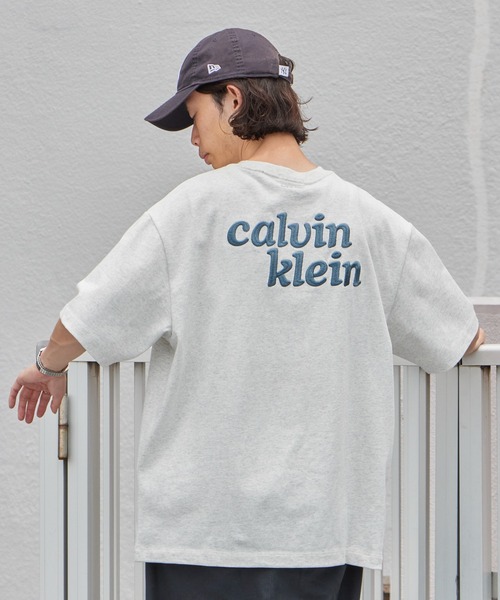 Calvin Klein（カルバン・クライン）の「Calvin Klein/カルバンクライン エンブロイダリーロゴリラックス Tシャツ SS RLXD 300 GSM HIGH PILE TEE 刺繍 ブランドロゴ クルーネック 半袖 メンズ レディース 2026年 夏 夏服 秋 秋服（Tシャツ/カットソー・メンズ・アッシュグレー/グリーン系その他・S/M/L/XL）」の6枚目の写真