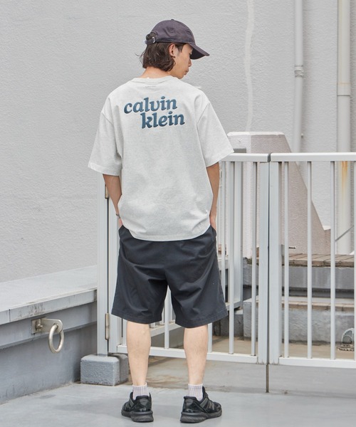 Calvin Klein（カルバン・クライン）の「Calvin Klein/カルバンクライン エンブロイダリーロゴリラックス Tシャツ SS RLXD 300 GSM HIGH PILE TEE 刺繍 ブランドロゴ クルーネック 半袖 メンズ レディース 2026年 夏 夏服 秋 秋服（Tシャツ/カットソー・メンズ・アッシュグレー/グリーン系その他・S/M/L/XL）」の13枚目の写真