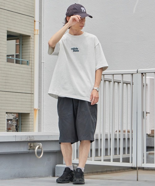 Calvin Klein（カルバン・クライン）の「Calvin Klein/カルバンクライン エンブロイダリーロゴリラックス Tシャツ SS RLXD 300 GSM HIGH PILE TEE 刺繍 ブランドロゴ クルーネック 半袖 メンズ レディース 2026年 夏 夏服 秋 秋服（Tシャツ/カットソー・メンズ・アッシュグレー/グリーン系その他・S/M/L/XL）」の10枚目の写真