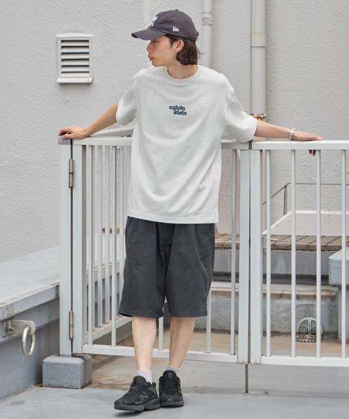 Calvin Klein（カルバン・クライン）の「Calvin Klein/カルバンクライン エンブロイダリーロゴリラックス Tシャツ SS RLXD 300 GSM HIGH PILE TEE 刺繍 ブランドロゴ クルーネック 半袖 メンズ レディース 2026年 夏 夏服 秋 秋服（Tシャツ/カットソー・メンズ・アッシュグレー/グリーン系その他・S/M/L/XL）」の9枚目の写真