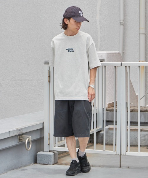 Calvin Klein（カルバン・クライン）の「Calvin Klein/カルバンクライン エンブロイダリーロゴリラックス Tシャツ SS RLXD 300 GSM HIGH PILE TEE 刺繍 ブランドロゴ クルーネック 半袖 メンズ レディース 2026年 夏 夏服 秋 秋服（Tシャツ/カットソー・メンズ・アッシュグレー/グリーン系その他・S/M/L/XL）」の8枚目の写真