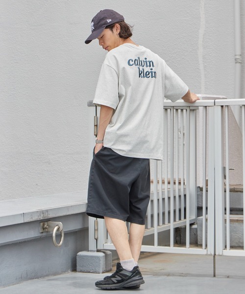 Calvin Klein（カルバン・クライン）の「Calvin Klein/カルバンクライン エンブロイダリーロゴリラックス Tシャツ SS RLXD 300 GSM HIGH PILE TEE 刺繍 ブランドロゴ クルーネック 半袖 メンズ レディース 2026年 夏 夏服 秋 秋服（Tシャツ/カットソー・メンズ・アッシュグレー/グリーン系その他・S/M/L/XL）」の12枚目の写真