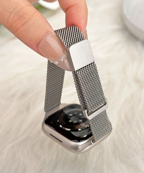 Fun & Daily（ファンアンドデイリー）の「Stainless Mesh Apple Watch Band  / アップルウォッチバンド（デジタル腕時計・レディース・シルバー/ブラック・A/B）」の4枚目の写真