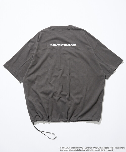 FREAK'S STORE（フリークスストア）の「限定展開 DEAD BY DAYLIGHT 別注 ビッグロゴ ヘムコード フットボールTシャツ（Tシャツ/カットソー・メンズ・ホワイト/グレー/ブラック・MEDIUM/LARGE/X-LARGE）」の13枚目の写真