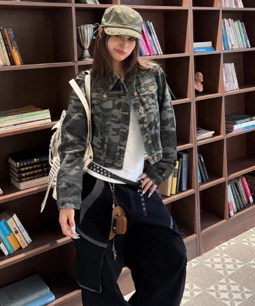 AsRiRe(アスリレイ)の「26aw ユニセックス カモフラージュ柄ショートデニムジャケット(デニムジャケット・レディース・カーキ・M/L)」の1枚目の写真