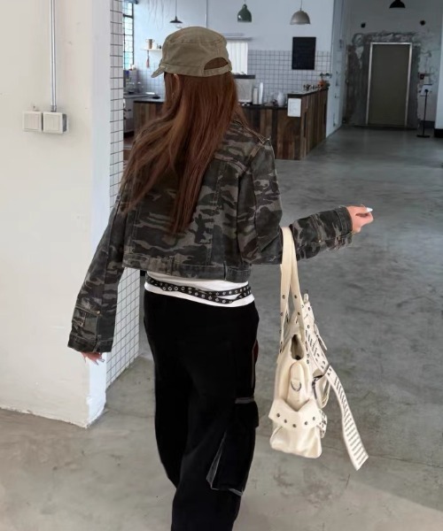 AsRiRe(アスリレイ)の「26aw ユニセックス カモフラージュ柄ショートデニムジャケット(デニムジャケット・レディース・カーキ・M/L)」の2枚目の写真