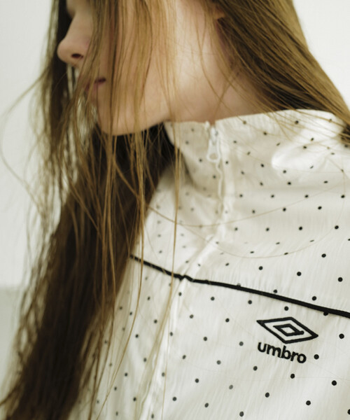 UMBRO(アンブロ)の「UMBRO × PUBLUX/アンブロ 別注 ドット パイピング ジャケット 限定展開(ジャージ・レディース・オフホワイト/ブラック・フリ-)」の5枚目の写真