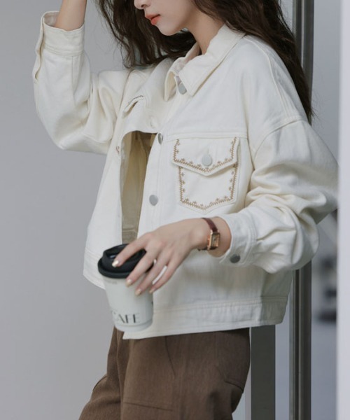 &soiree(アンドソワレ)の「刺繍ポケットオーバーサイズデニムジャケット(デニムジャケット・レディース・オフホワイト・SMALL/MEDIUM/LARGE)」の3枚目の写真