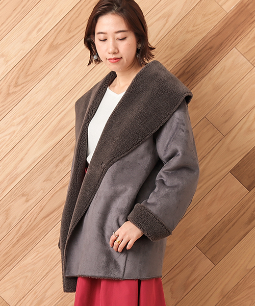 un dix cors(アンディコール)の「ボアムートンショートコート(ムートンコート・レディース・ライトグレー/チャコール・フリ-)」の1枚目の写真