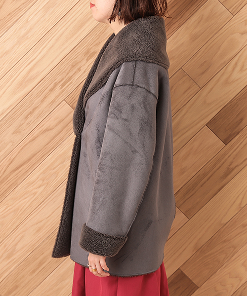 un dix cors(アンディコール)の「ボアムートンショートコート(ムートンコート・レディース・ライトグレー/チャコール・フリ-)」の4枚目の写真