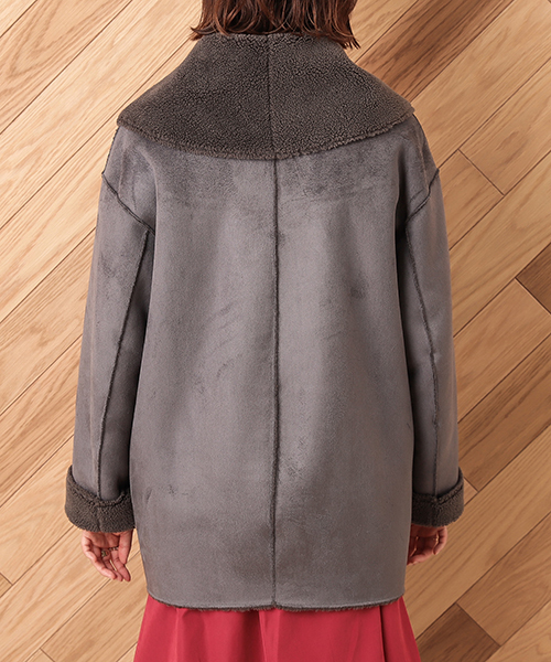 un dix cors(アンディコール)の「ボアムートンショートコート(ムートンコート・レディース・ライトグレー/チャコール・フリ-)」の6枚目の写真