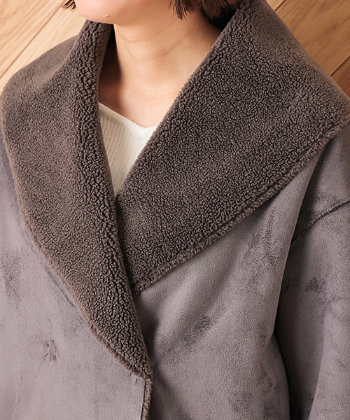 un dix cors(アンディコール)の「ボアムートンショートコート(ムートンコート・レディース・ライトグレー/チャコール・フリ-)」の3枚目の写真