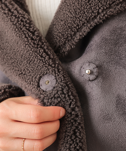 un dix cors(アンディコール)の「ボアムートンショートコート(ムートンコート・レディース・ライトグレー/チャコール・フリ-)」の8枚目の写真