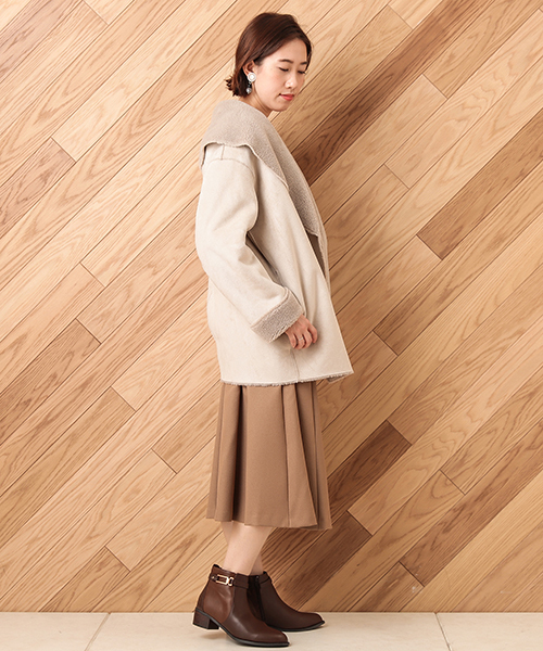 un dix cors(アンディコール)の「ボアムートンショートコート(ムートンコート・レディース・ライトグレー/チャコール・フリ-)」の7枚目の写真