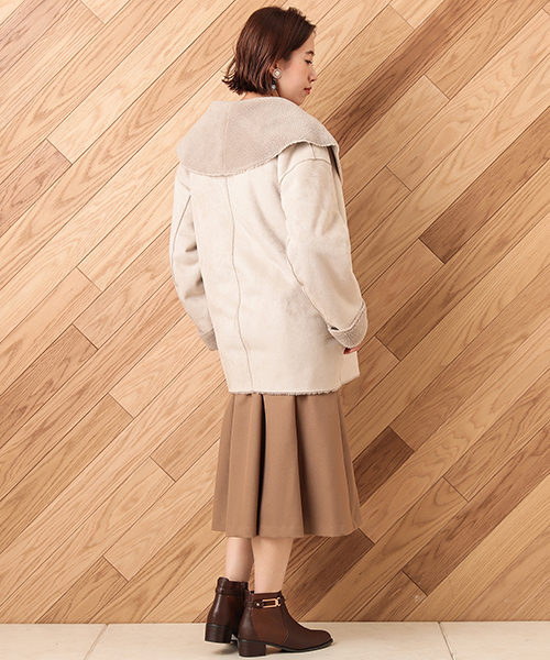 un dix cors(アンディコール)の「ボアムートンショートコート(ムートンコート・レディース・ライトグレー/チャコール・フリ-)」の14枚目の写真