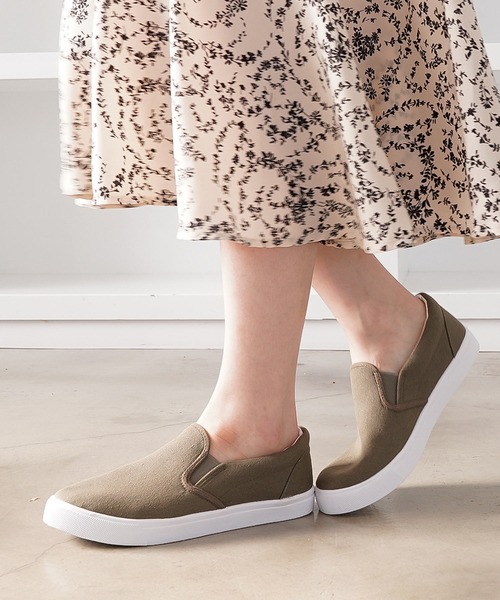 AmiAmi（アミアミ）の「スリッポンスニーカー（スリッポン・レディース・アニマル/カーキ/ネイビー/ベージュ系その他/ナチュラル/グレー系その他2/グレー/ブラック/ブルー系その他/ホワイト/カモフラージュ/マルチ/ライトグレー/レッド/イエロー/レッド系その他/ホワイト系その他/レオパード/ミックスグレー/ブラック系その他/パイソン/ホワイト系その他2/チェック/シルバー/ホワイト系その他3/ベージュ/ブラック系その他2/ブラック×ホワイト/ベージュ系その他2/グレイッシュベージュ/ゼブラ/ライラック/イエロー系その他/グリーン系その他/パープル系その他/ブラック×ブラック/シルバー系その他・23.5cm/22.5cm/24.5cm/23cm/24cm/25cm/27cm/21cm/21.5cm/25.5cm/26cm/22cm/26.5cm）」の19枚目の写真