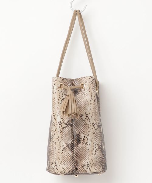 DouDou（ドゥドゥ）の「ボクサー型パイソンバッグ（ショルダーバッグ・レディース・ベージュ・FREE）」の5枚目の写真