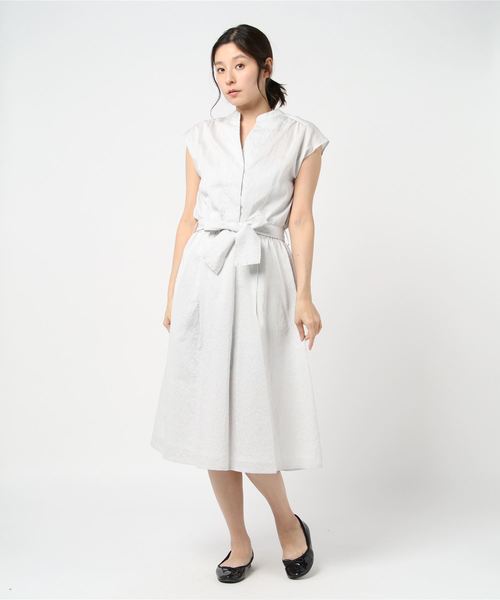 TRUDEA(トルディア)の「スキッパーネック フレンチスリーブワンピース(ワンピース・レディース・チャコールグレー/ネイビー/サックスブルー/イエロー/ブルー/ホワイト×ブルー/ホワイト×ブラック/ホワイト×ネイビー・SMALL/MEDIUM/LARGE)」の2枚目の写真
