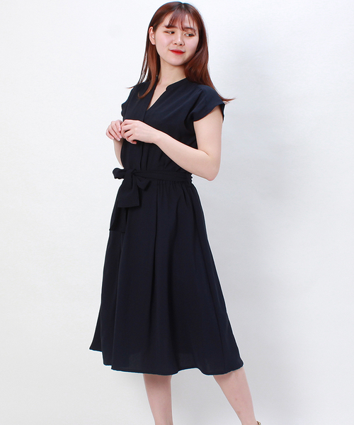TRUDEA(トルディア)の「スキッパーネック フレンチスリーブワンピース(ワンピース・レディース・チャコールグレー/ネイビー/サックスブルー/イエロー/ブルー/ホワイト×ブルー/ホワイト×ブラック/ホワイト×ネイビー・SMALL/MEDIUM/LARGE)」の5枚目の写真