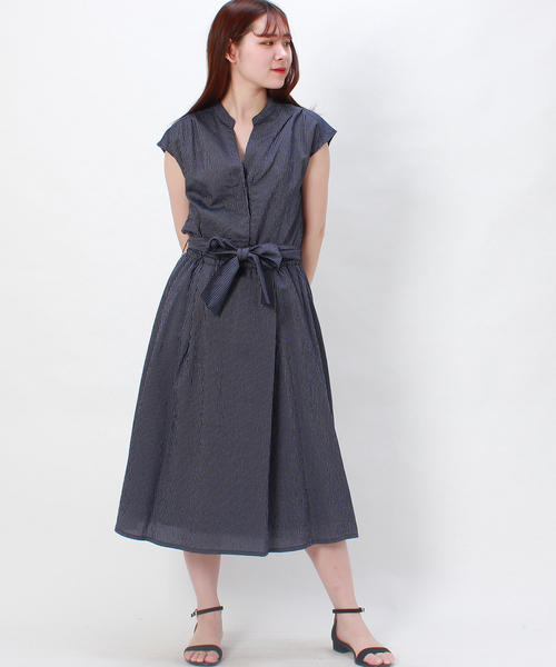 TRUDEA(トルディア)の「スキッパーネック フレンチスリーブワンピース(ワンピース・レディース・チャコールグレー/ネイビー/サックスブルー/イエロー/ブルー/ホワイト×ブルー/ホワイト×ブラック/ホワイト×ネイビー・SMALL/MEDIUM/LARGE)」の3枚目の写真