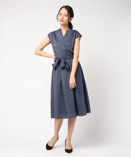 TRUDEA(トルディア)の「スキッパーネック フレンチスリーブワンピース(ワンピース・レディース・チャコールグレー/ネイビー/サックスブルー/イエロー/ブルー/ホワイト×ブルー/ホワイト×ブラック/ホワイト×ネイビー・SMALL/MEDIUM/LARGE)」の11枚目の写真