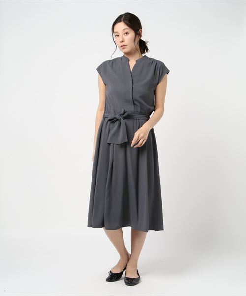 TRUDEA(トルディア)の「スキッパーネック フレンチスリーブワンピース(ワンピース・レディース・チャコールグレー/ネイビー/サックスブルー/イエロー/ブルー/ホワイト×ブルー/ホワイト×ブラック/ホワイト×ネイビー・SMALL/MEDIUM/LARGE)」の12枚目の写真