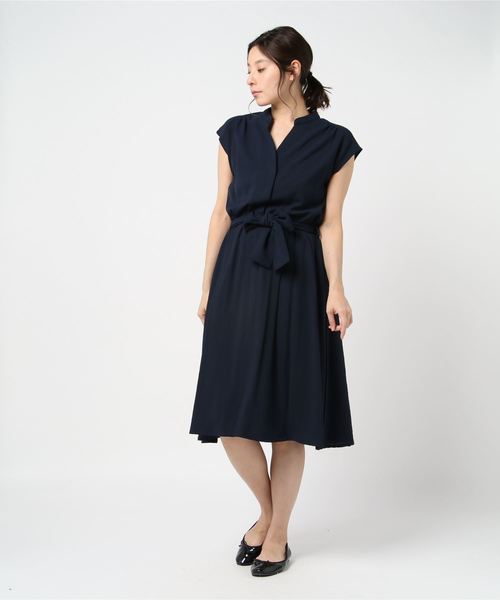 TRUDEA(トルディア)の「スキッパーネック フレンチスリーブワンピース(ワンピース・レディース・チャコールグレー/ネイビー/サックスブルー/イエロー/ブルー/ホワイト×ブルー/ホワイト×ブラック/ホワイト×ネイビー・SMALL/MEDIUM/LARGE)」の15枚目の写真