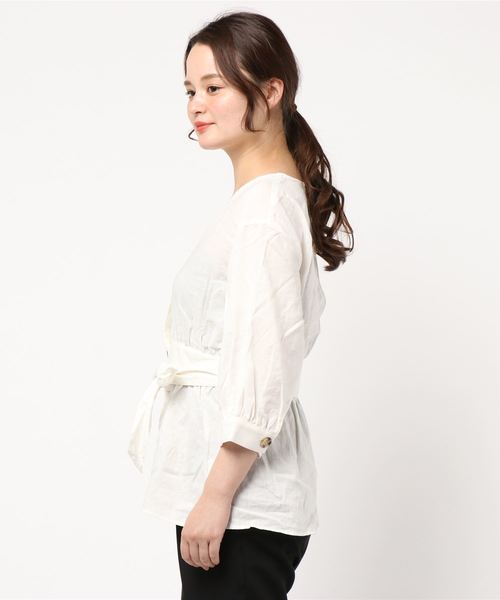 natural couture(ナチュラルクチュール)の「べっ甲調釦ウエストマークブラウス(シャツ/ブラウス・レディース・アイボリー/スミクロ/パープル系その他/ネイビー・FREE)」の6枚目の写真