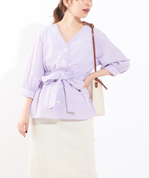 natural couture(ナチュラルクチュール)の「べっ甲調釦ウエストマークブラウス(シャツ/ブラウス・レディース・アイボリー/スミクロ/パープル系その他/ネイビー・FREE)」の1枚目の写真