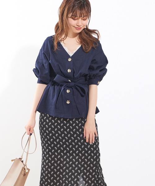 natural couture(ナチュラルクチュール)の「べっ甲調釦ウエストマークブラウス(シャツ/ブラウス・レディース・アイボリー/スミクロ/パープル系その他/ネイビー・FREE)」の4枚目の写真
