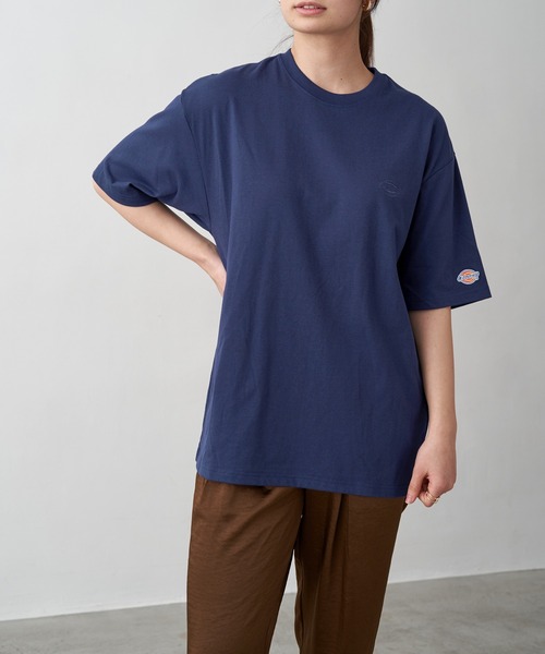 Dickies（ディッキーズ）の「Dickies ディッキーズ 別注 ロゴ刺繍 オーバーサイズ コットン S/S 半袖 ロゴTシャツ（Tシャツ/カットソー・レディース・ホワイト/ブラック/ダークグリーン/ベージュ/ネイビー/ブラウン・S/M）」の6枚目の写真