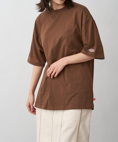 Dickies（ディッキーズ）の「Dickies ディッキーズ 別注 ロゴ刺繍 オーバーサイズ コットン S/S 半袖 ロゴTシャツ（Tシャツ/カットソー・レディース・ホワイト/ブラック/ダークグリーン/ベージュ/ネイビー/ブラウン・S/M）」の3枚目の写真
