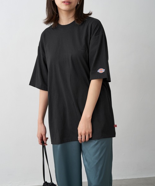 Dickies（ディッキーズ）の「Dickies ディッキーズ 別注 ロゴ刺繍 オーバーサイズ コットン S/S 半袖 ロゴTシャツ（Tシャツ/カットソー・レディース・ホワイト/ブラック/ダークグリーン/ベージュ/ネイビー/ブラウン・S/M）」の2枚目の写真