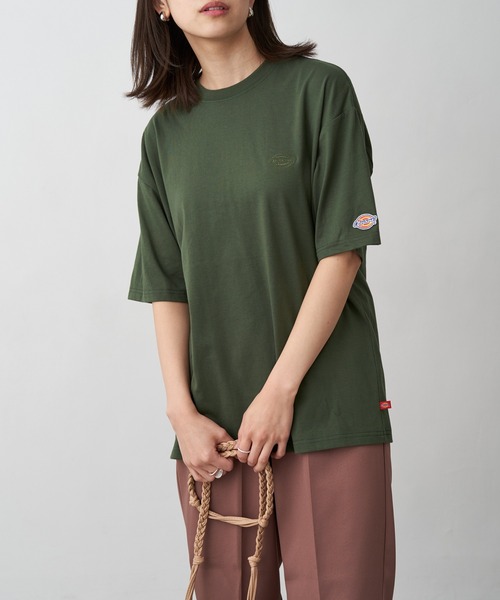 Dickies（ディッキーズ）の「Dickies ディッキーズ 別注 ロゴ刺繍 オーバーサイズ コットン S/S 半袖 ロゴTシャツ（Tシャツ/カットソー・レディース・ホワイト/ブラック/ダークグリーン/ベージュ/ネイビー/ブラウン・S/M）」の5枚目の写真