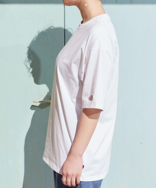 Dickies（ディッキーズ）の「Dickies ディッキーズ 別注 ロゴ刺繍 オーバーサイズ コットン S/S 半袖 ロゴTシャツ（Tシャツ/カットソー・レディース・ホワイト/ブラック/ダークグリーン/ベージュ/ネイビー/ブラウン・S/M）」の9枚目の写真