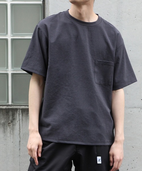 ADAM ET ROPE'(アダムエロペ)の「【EVALET】クルーネックTシャツ/吸汗・速乾(Tシャツ/カットソー・メンズ・ライトグリーン/ベージュ系その他/チャコールグレー・M/L)」の2枚目の写真