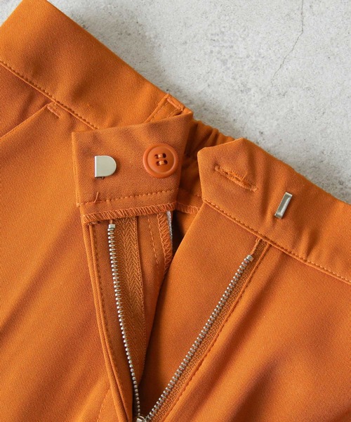 Chillfar(チルファー)の「センタープレスフレアパンツ/スラックス(スラックス・レディース・ブルー/イエロー/ブラック/アイボリー/オレンジ/ブラウン/グレイッシュベージュ/カーキ/ピンク/レッド/レンガ/ライトブラウン/グリーン/マスタード/ブルーグレー/ダークブラウン/ミント/グリーン系・MEDIUM/LARGE)」の21枚目の写真