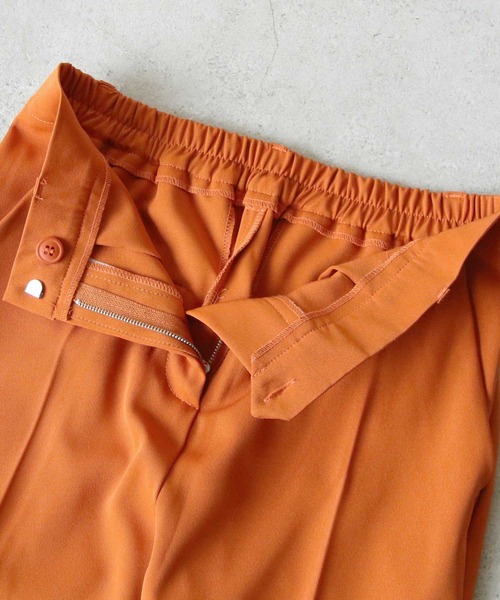 Chillfar(チルファー)の「センタープレスフレアパンツ/スラックス(スラックス・レディース・ブルー/イエロー/ブラック/アイボリー/オレンジ/ブラウン/グレイッシュベージュ/カーキ/ピンク/レッド/レンガ/ライトブラウン/グリーン/マスタード/ブルーグレー/ダークブラウン/ミント/グリーン系・MEDIUM/LARGE)」の20枚目の写真