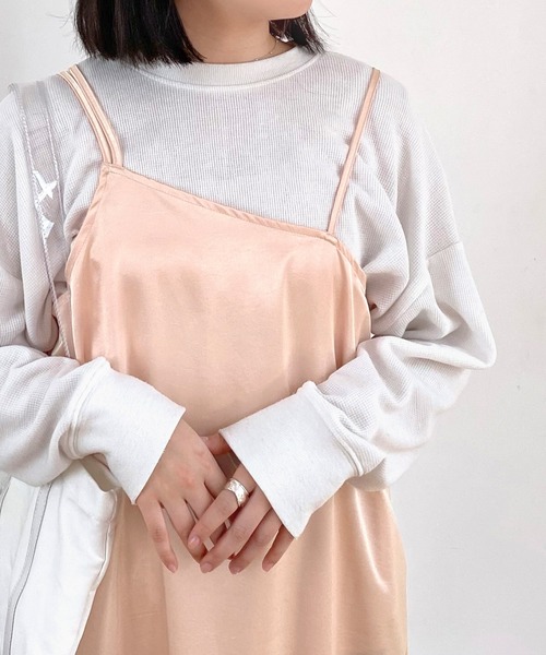 mimi toujours（ミミトゥジュール）の「ワンピース キャミソール サテン omom×mimi toujours（ワンピース・レディース・サーモンピンク/ベージュ・M）」の3枚目の写真