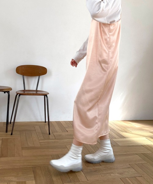 mimi toujours（ミミトゥジュール）の「ワンピース キャミソール サテン omom×mimi toujours（ワンピース・レディース・サーモンピンク/ベージュ・M）」の5枚目の写真