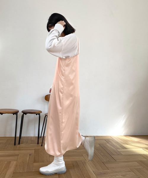 mimi toujours（ミミトゥジュール）の「ワンピース キャミソール サテン omom×mimi toujours（ワンピース・レディース・サーモンピンク/ベージュ・M）」の7枚目の写真